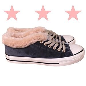 NWOT Jiannai Super Star Fur Lined Sneakers